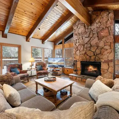 Cabin for 8 HotTub Close to Ski Town Private Beach