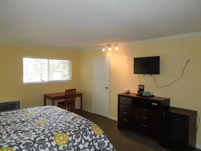 a bedroom with a bed and a flat screen tv at Tea Garden Lodge in South Lake Tahoe