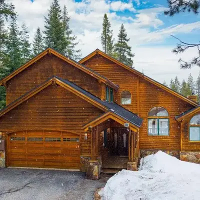 5 mins to Ski Resort Ping Pong Pool Table Deck Donner Ridge by AvantStay