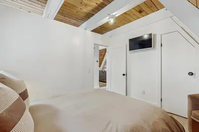 a bedroom with a bed and a tv on the wall at Elati Escape in South Lake Tahoe