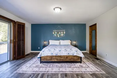 a bedroom with a bed and a blue wall at Mariposa home, Yosemite retreat, deer watching, family friendly in Mariposa