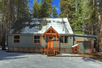 a tiny house in the snow in the woods at Miztec Mountain - Ping pong & basketball hoop game in South Lake Tahoe