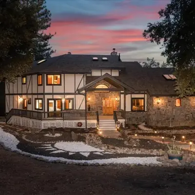 Greystone Manor- HUGE home with sleeping for 21