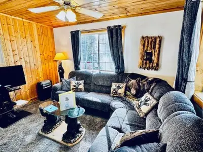 a living room with a couch and a table at Stay in Yosemite-Cozy Bear North-Sleeps 5 in Yosemite West