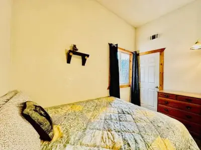 a bedroom with a bed and a dresser and a window at Cozy Bear South-Inside Yosemite-Sleeps 5 in Yosemite West