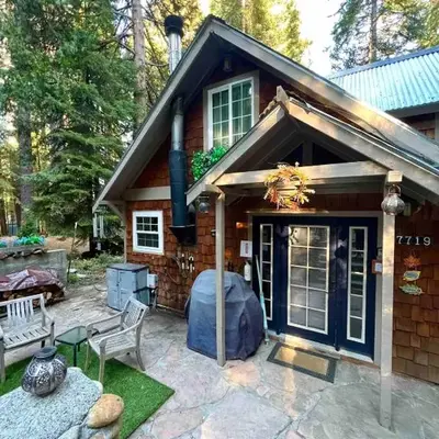 Cozy Yosemite Cabin with Hot Tub in the Pines