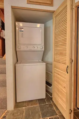 a washer and dryer in a small kitchen at The Tree House in Wawona