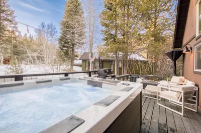 Gallery image of Cabin Fever at Tahoe Donner by Tahoe Getaways - 2 BR with Hot Tub & HOA in Truckee