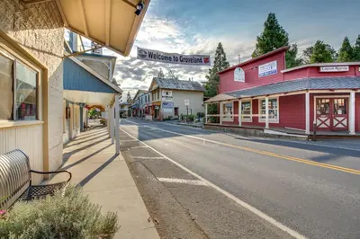 an empty street in a small town with buildings at Casa Cardoso in Groveland