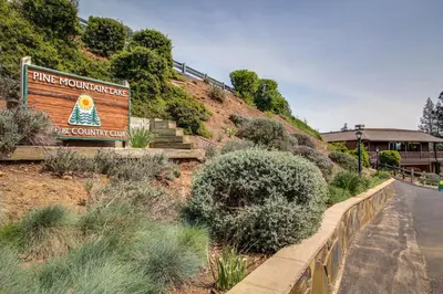 a sign for the entrance to the pine mountain visitor center at Casa Cardoso in Groveland