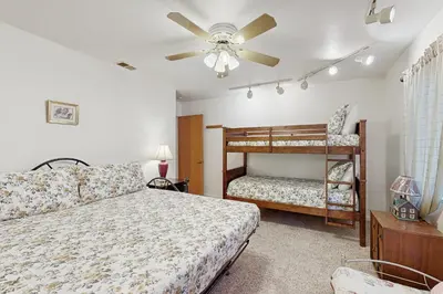 a bedroom with two bunk beds and a ceiling fan at Casa Cardoso in Groveland