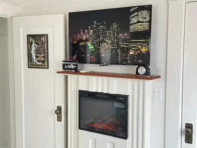 a room with a tv and a wall at MidTown Art Deco in Reno