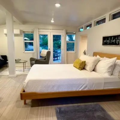 King Bed-Peaceful Modern Cottage-Garden Setting
