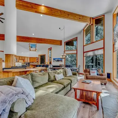 Luxury Truckee Retreat with Hot Tub and Sauna