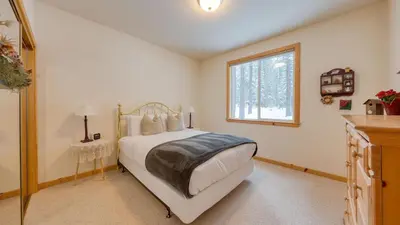 a bedroom with a bed and a window at Pinewood Lodge by AvantStay Cozy Cabin Near Ski Resorts Hiking in Truckee