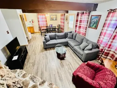 a living room with a couch and a chair at Home in Yosemite-Brookside Cottage-Sleeps 10 in Yosemite West