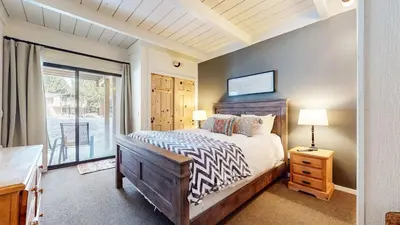 a bedroom with a bed and a window at Villa de los Pinos #09 condo in Mammoth Lakes