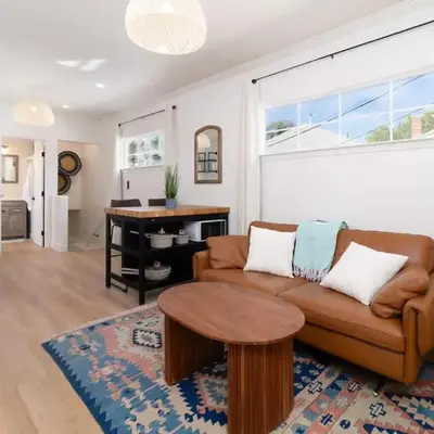Modern 1-BR Apartment Close to Downtown Vibes