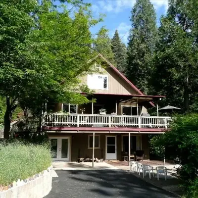 Gorgeous Cabin Rental with Spacious Furnished Deck in Pioneer