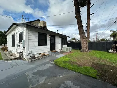 Gallery image of Mid-Century Modern retreat in Visalia