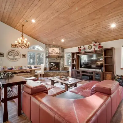 Near Downhill Ski Resort! Hot Tub Haven in Truckee