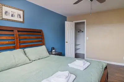 a bedroom with a green bed with towels on it at Sunset Lookout Mountain villa, Meadows, Gazebo in Coarsegold