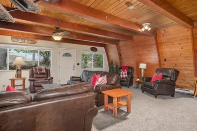 a living room with leather furniture and a ceiling at Fire Escape Cabin-Southern Yosemite in Oakhurst