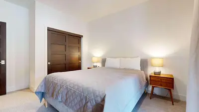 a bedroom with a bed and two lamps on a night stand at Cozy Cabin for 8 Close to Eagle Lodge in Mammoth Lakes