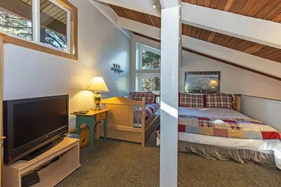 a bedroom with a bed and a tv in a room at Horizons 4 Year-Round Outdoor Activities in Mammoth Lakes