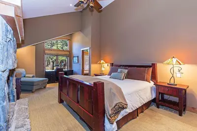a bedroom with a large bed in a room at Stonegate #02 Luxe Condo with Foosball Table in Mammoth Lakes