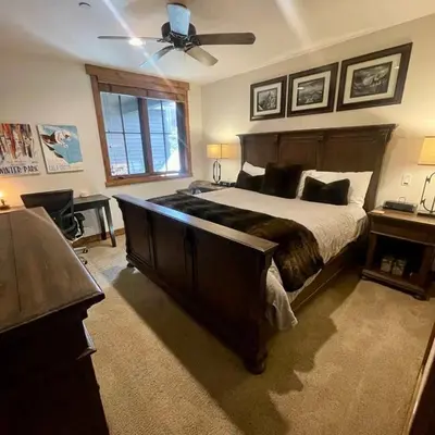 a bedroom with a large bed and a ceiling fan at The Lodges by 8th Hole Year-Round Fun in Mammoth Lakes