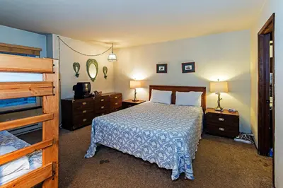 a bedroom with a bed and two dressers and two lamps at Horizons 4 - Year-Round Outdoor Activities in Mammoth Lakes