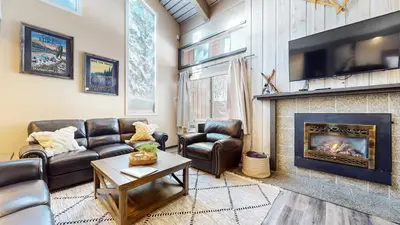 a living room with leather furniture and a fireplace at Modern Cabin for Family of 8 - Near Slopes & Canyon Lodge in Mammoth Lakes