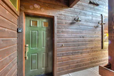 a green door in a wooden wall at Alpine Way Lake & Sugar Bowl Resort in Truckee