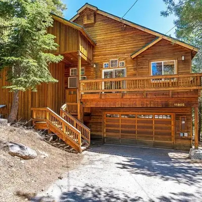 Cedar Chateau with Game Room & HOA Access
