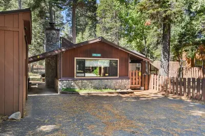 Gallery image of Elm Street Getaway Sleeps 8 in Tahoma