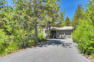 a driveway leading to a house with a garage at Northwoods Hangout Near Tahoe Donner in Truckee