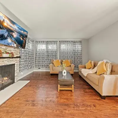 Powder Run Retreat Modern Stay for 6 With On-site Ski Access & Mountain Views