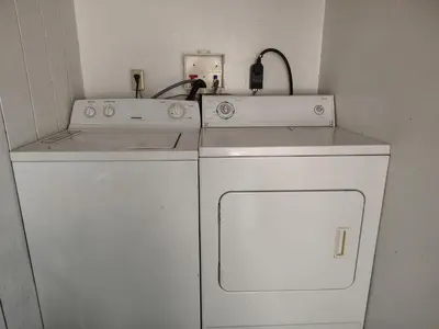 a white washer and dryer in a room at Dew Drop Inn Kings Canyon National Park in Miramonte