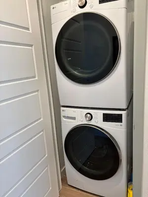 a microwave and a washing machine in a room at Joyhouse in Visalia