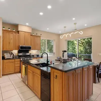 Stylish 6 Bdr home