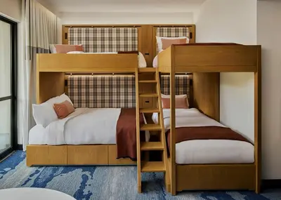 two bunk beds in a small room with a bed at Limelight Mammoth in Mammoth Lakes