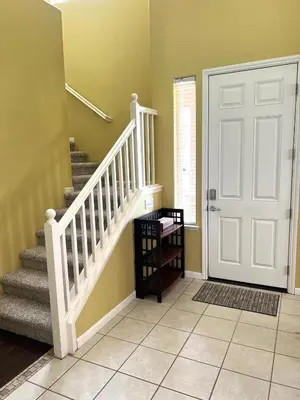 aoyer with a white staircase and a white door at Cozy room at la paz in Fresno
