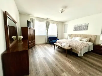 a bedroom with a bed and a table in it at \u8212\u670d\u5bbd\u655e\u7684\u7a7a\u95f4