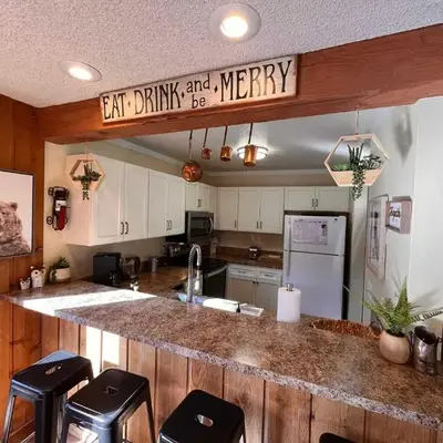 Cozy Walk-to-Lifts Mammoth Condo with Hot Tub