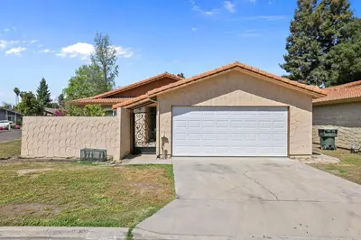 a house with a garage in front of it at The Royal Oak Splash Sequoia Nat'l Park Lake Mts in Visalia