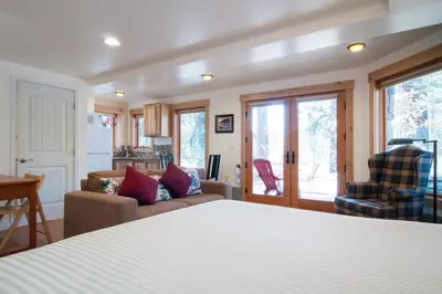 Gallery image of Walk to Lake Tahoe Pets OK Studio in Tahoe Vista
