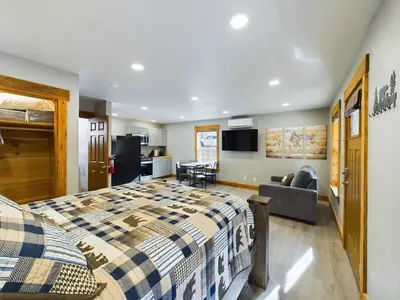 Gallery image of Modern Comfort Suite B - Heart of Downtown in Midpines