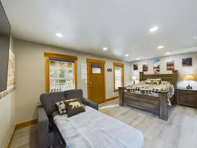 Gallery image of Modern Comfort Suite B - Heart of Downtown in Midpines