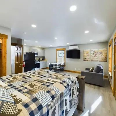Modern Comfort Suite B - Heart of Downtown
